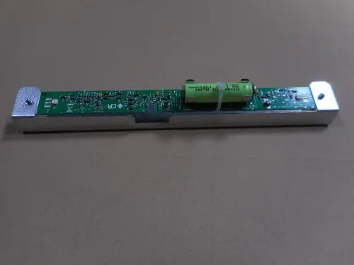 Platinenmodul mit grüner Leiterplatte und einer zylindrischen Batterie, montiert in einem Aluminiumrahmen, möglicherweise von der Marke Remeha.